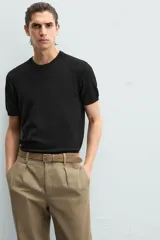 Camiseta de hombre de punto con mezcla de viscosa, a rayas horizontales blancas y azul marino. Tiene cuello redondo, manga corta y terminaciones en rib.