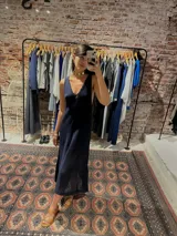 Vestido midi tejido color crema, con escote en V y calado en la parte inferior.