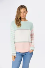 Sweater tejido fino con diseño a rayas horizontales en tonos celeste, blanco, gris y rosa. De corte clásico y mangas largas.