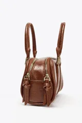 Bolso mini tipo bowling color negro, con doble compartimento con cierre de cremallera, asa de mano y asa bandolera extraíble.