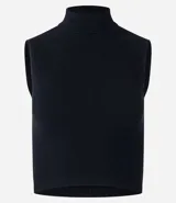 Musculosa negra con cuello alto y corte ajustado.