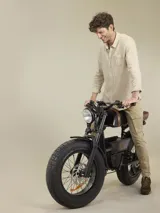 Camisa celeste a cuadros blancos, de manga larga y corte recto.