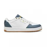 Championes Puma Court Classic blancos con detalles en azul y suela color caramelo.
