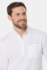 Camisa blanca de lino con cuello mao, medio abotonada, manga larga y corte slim.