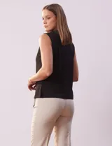Blusa sin mangas de seda fría color beige, marca Tahari, con cuello volcado.