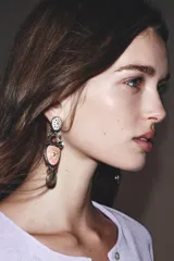 Pendientes largos metálicos con triple dije de resina a color y aplicación de piedra. Cierre con tuerca y clip.