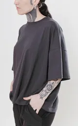 Remera negra de manga corta con calce boxy fit, realizada en tejido jersey 24/1 americano.