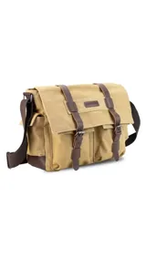 Morral de tela canvas color beige con detalles en cuero marrón, con tapa y doble bolsillo frontal, trasero y laterales. Interior espacioso con compartimento para notebook de 15". Correa de galón regulable para mayor comodidad.