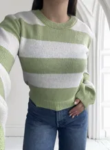 Sweater de punto a rayas horizontales anchas color verde manzana y blanco, con cuello redondo y mangas largas.