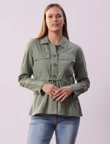 Sobrecamisa verde militar de lino y rayón, marca Dash. Tiene cuello solapa, abertura central con botones, bolsillos delanteros y cintura con jareta interna de ajuste.