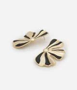 Par de aros de metal dorado con forma de flor de cuatro pétalos, con esmalte bicolor negro y dorado. Cierre a rosca.