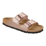 Sandalias Birkenstock Arizona con doble tira, color cobre metalizado, plantilla anatómica de corcho y látex, y suela de EVA.
