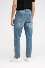 Pantalón de jean azul de corte recto con lavado vintage y cintura media.
