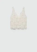 Top de crochet color blanco con escote en V y sin mangas.
