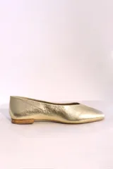 Ballerinas plateadas de cuero con punta cuadrada y suela plana.