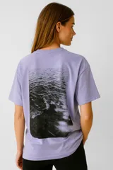 Remera negra de algodón con estampa frontal con la frase "More Glitter" en color rosa.