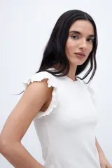 Musculosa verde oliva de tela rib con cuello redondo y volados en los hombros.