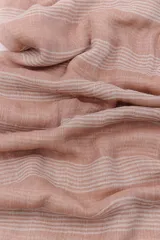 Pashmina color café con rayas horizontales finas color crema.