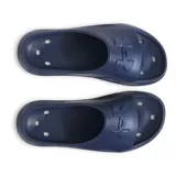 Sandalia Under Armour Locker azul marino con logo en relieve en la tira superior.