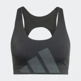 Top deportivo Adidas negro de soporte medio, con espalda abierta y perforaciones para mayor transpirabilidad. Cuenta con almohadillas removibles y está fabricado con materiales reciclados.