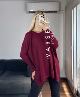 Maxisweater color crudo, de tejido símil bremer, talle único (abarca hasta 2xl). Presenta detalles en las mangas, aperturas laterales y es más largo en la parte trasera.