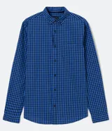Camisa de hombre de corte slim fit, con cuello abotonado y estampado de cuadros azules.