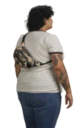 Riñonera JanSport Fifth Avenue negra con estampado de rayos blancos.