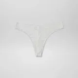 Conjunto de lencería blanco, compuesto por un sostén con aro y breteles regulables, y una bombacha tipo bikini.