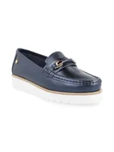 Mocasines de cuero sintético color azul marino, con detalle de hebilla dorada y suela blanca de goma.