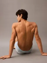 Pack de tres bóxers Calvin Klein de algodón elástico en azul, celeste y gris, con cintura elástica con el logo de la marca.