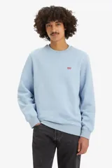 Buzo de corte clásico en color celeste, con el logo de Levi's bordado en el pecho.