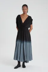 Túnica larga de voile de viscosa con teñido dip-dye, escote en V y frunces en hombros y cintura.