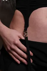 Corset negro de microfibra liviana embutido con escote recto, recortes y ballenas insertadas en cinta bies. Breteles desmontables con avíos metálicos regulables y embutidos en base. Detalle de avío pasador de marca en terminación inferior con tira elástica y portaligas metálico. Espalda con panal realizado en hilo elástico como ajuste.