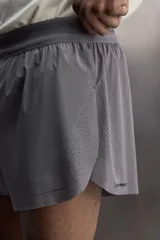 Shorts de running negros confeccionados en tejido técnico ligero y elástico con forro interior.