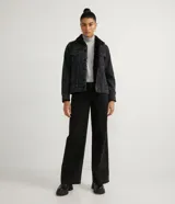 Campera de jean para mujer marca Blue Steel, color negro con lavado sutil. Cuenta con forro de felpa negro en el cuello y el interior, cuello camisero, manga larga, bolsillos delanteros con solapa y cierre frontal mediante botones metálicos.