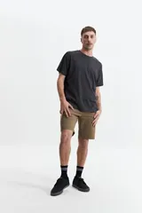 Remera de manga corta color crema con estampado abstracto en blanco, de corte recto y cuello redondo.