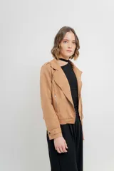 Chaqueta color camel de tela tipo gamuza con elastano, cuello solapa, manga larga con trabillas en el hombro, bolsillos delanteros con cremallera metálica y cierre frontal con cremallera.
