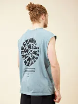 Musculosa celeste con estampado circular en el pecho.