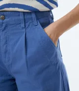 Pantalón wide leg de sarga color azul con cintura alta, corte recto, pliegues delanteros y bajo ancho.