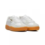 Championes Puma Palermo Lamoda, color blanco con detalles en rosa y suela de goma color caramelo.