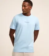 Remera celeste de algodón, corte clásico, con cuello redondo y mangas cortas. Estampa lettering Sailing&Wind en el pecho.