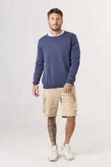 Sweater azul de punto con cuello redondo y mangas largas.