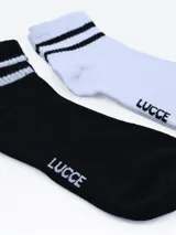 Pack de dos pares de medias deportivas cortas, una blanca y otra negra, ambas con tres rayas horizontales en el borde superior y logo de la marca en el lateral.