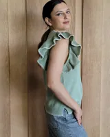 Musculosa blanca de punto con cuello redondo y mangas con volados.