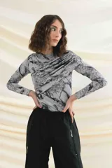 Top elastizado azul marino de jersey tricot suplex, con mangas largas y frunces diagonales en el frente.
