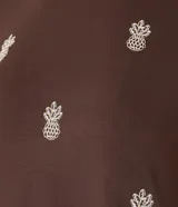 Blusa marrón de mangas cortas, confeccionada en viscosa, con cuello redondo y bordados de piñas en la parte delantera.