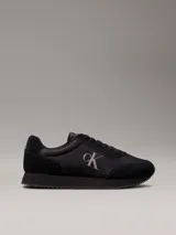 Zapatillas urbanas Calvin Klein, estilo retro runner, color negro con logo CK en el lateral.