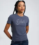 Remera femenina de algodón color gris oscuro, con cuello redondo, manga corta y estampado "Goth" con aplicaciones de brillo en el frente.