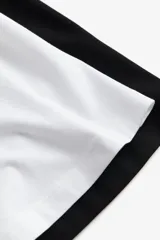 Pack de dos tops básicos de algodón con breteles finos, uno blanco y otro negro.