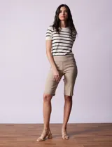 Bermuda blanca en gabardina elastizada, marca Ruby Rd. Pretina ancha elastizada. Delantera con bolsillos simulados. Trasera con bolsillos aplicados.